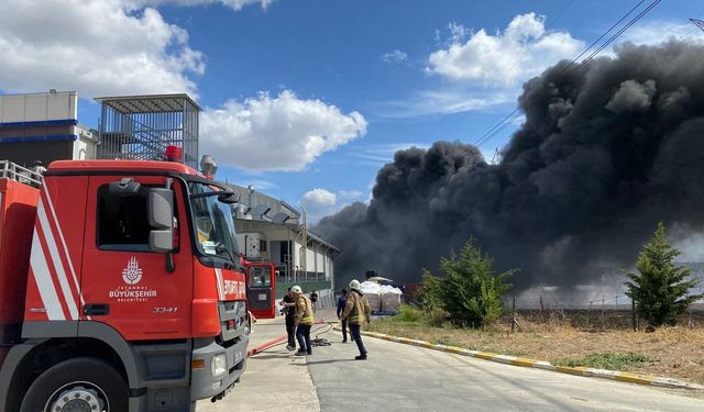 Silivri'de fabrikada çıkan yangına ekipler müdahale ediyor