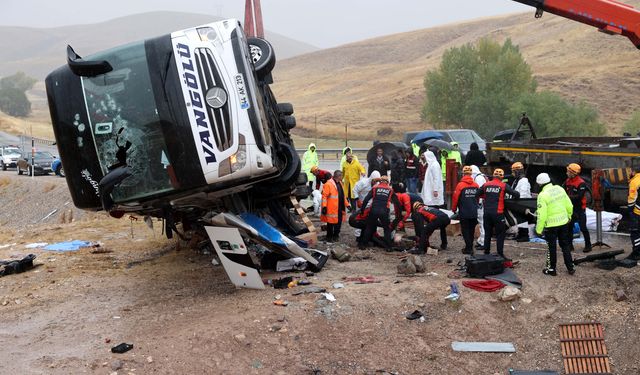 Sivas'ta yolcu otobüsü devrildi