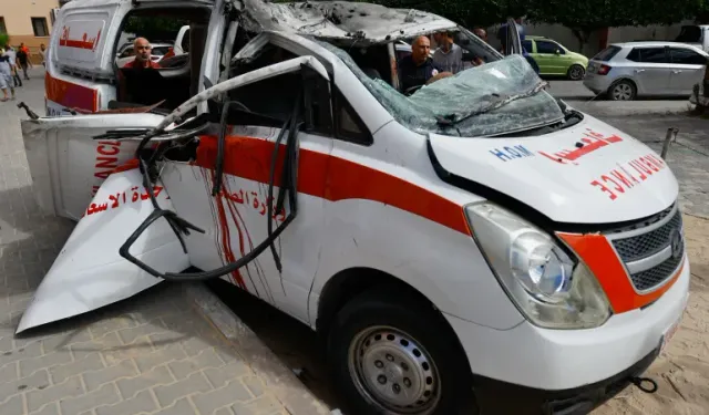 Katil İsrail, Gazze'de iki ambulansa ateş açtı: 3 yaralı