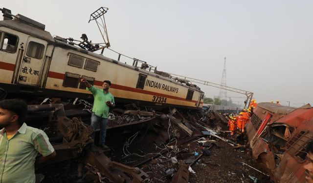 Hindistan'da tren kazasında ölü sayısı 13'e yükseldi