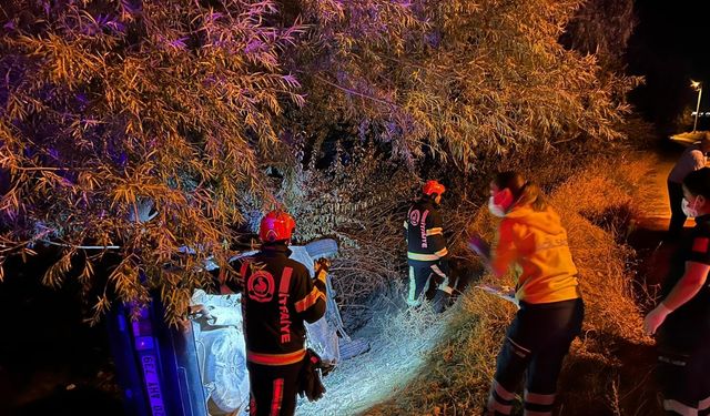 Denizli'de otomobil şarampole devrildi: 2 ölü, 3 yaralı