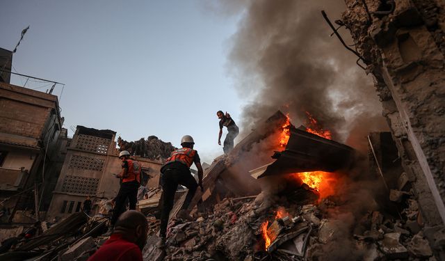 Siyonist İsrail, El-Fahura Okulu'nu bombaladı, ölü ve yaralılar var