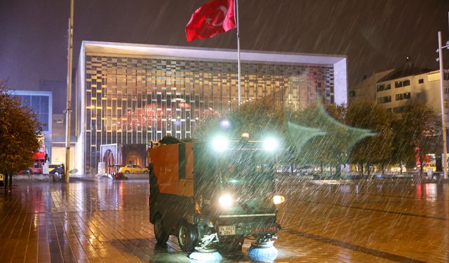 İstanbul'da fırtına hayatı olumsuz etkiledi