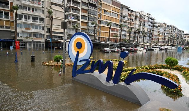 İzmir'de deniz taştı, sokaklar su altında kaldı