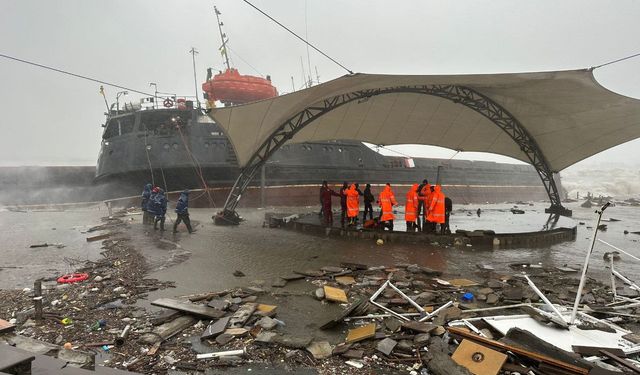 Zonguldak'ta fırtına gemiyi ikiye böldü