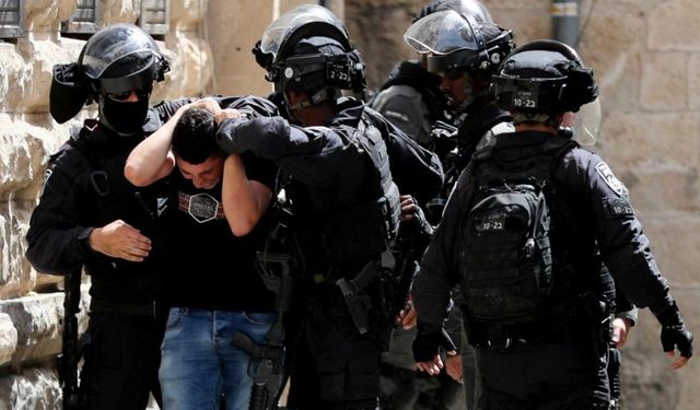 İşgalci İsrail El-Halil'de 4 Filistinliyi esir aldı