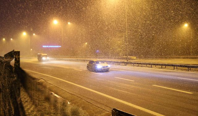 İstanbul’a mevsimin ilk karı yağdı