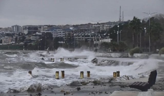 İstanbul'da fırtına ulaşımı aksattı