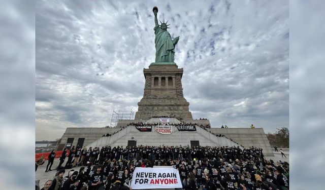 Yahudi gruptan Özgürlük Heykeli'nde Filistin'e özgürlük çağrısı