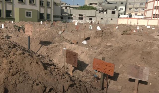 Nasır Hastanesi'nde 150 şehit toplu mezara defnedildi