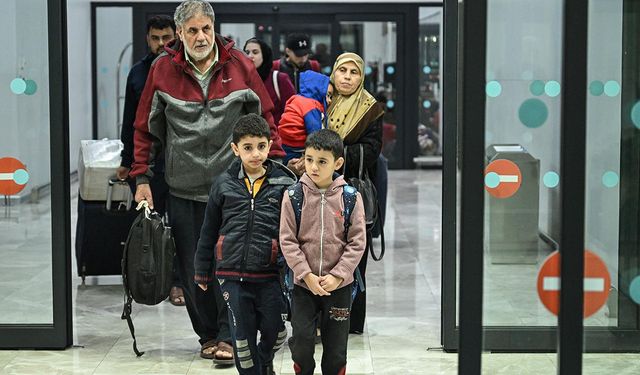 Gazze'den tahliye edilen 142 Türk vatandaşı daha İstanbul'a geldi