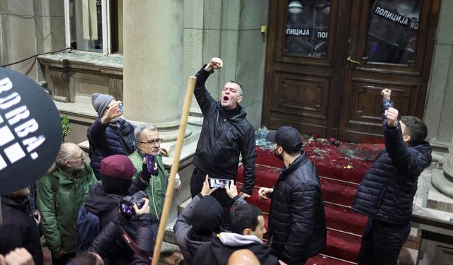 Sırbistan'da seçim hilesinin ardından muhalif siyasetçiler açlık grevine başladı