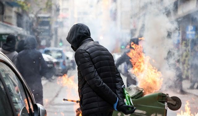 Yunanistan’da öğrenciler 3 gündür sokakta