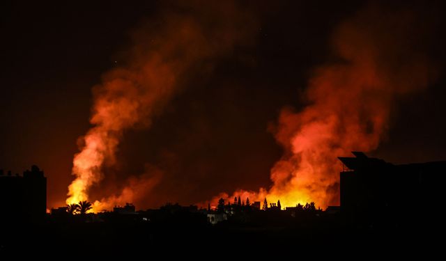 Siyonist İsrail militanları Gazze'de evleri ateşe veriyor