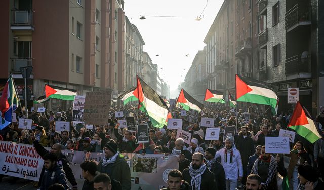 Milano'da binlerce kişi Filistin için yürüdü