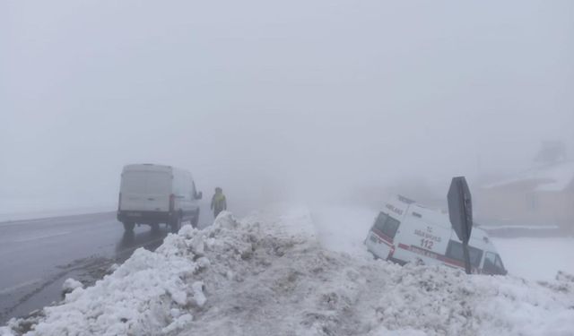 Kontrolden çıkan ambulans şarampole devrildi: 6 yaralı