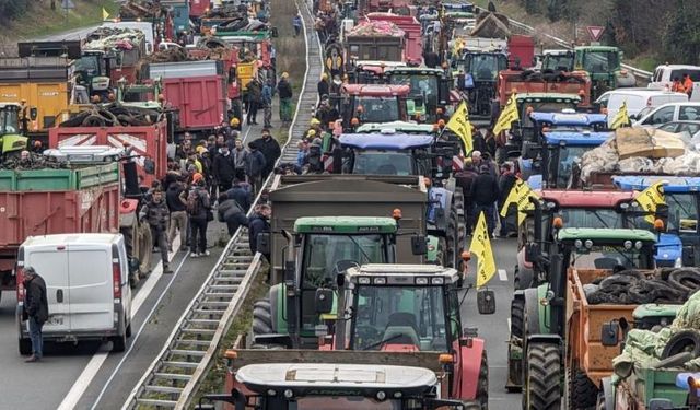 Fransa'da çiftçilerin eylemleri sürüyor