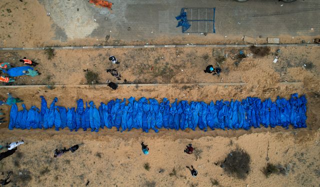 Katil İsrail Gazze'de mezarlıkları bombaladı