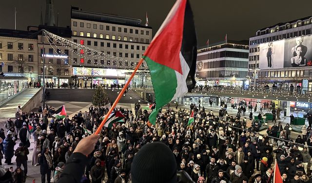 İsveç'te yılbaşı kutlamasını iptal eden yüzlerce kişiden Gazze'ye destek gösterisi