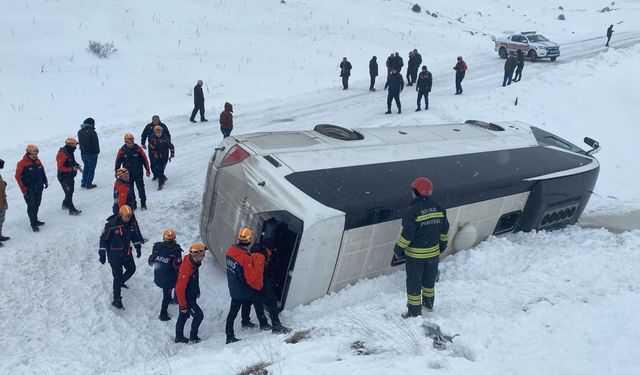 Sivas'ta otobüs kazası: 14 yaralı