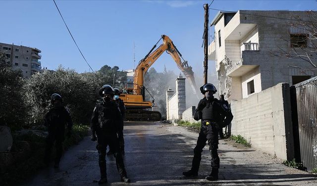 İşgalci İsrail, Batı Şeria'da Filistinlilere ait 2 evi yıktı