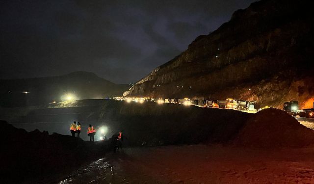 Erzincan'da kayıp işçileri arama çalışmaları 5'inci gününde sürdü