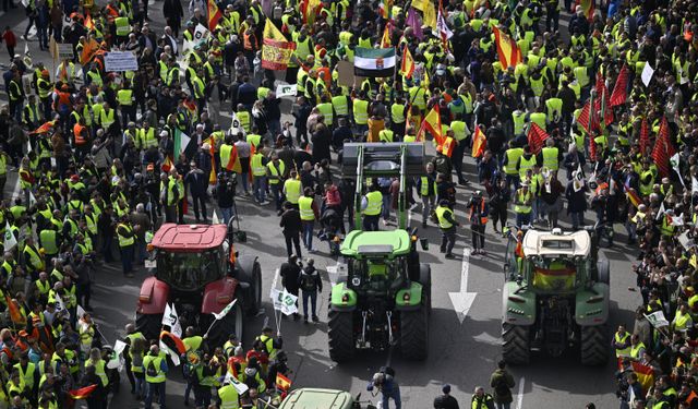 İspanyol çiftçiler, Madrid'de traktörleriyle yolları kapattı