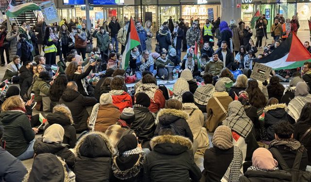 Hollanda'da Filistin'e destek için oturma eylemi yapıldı