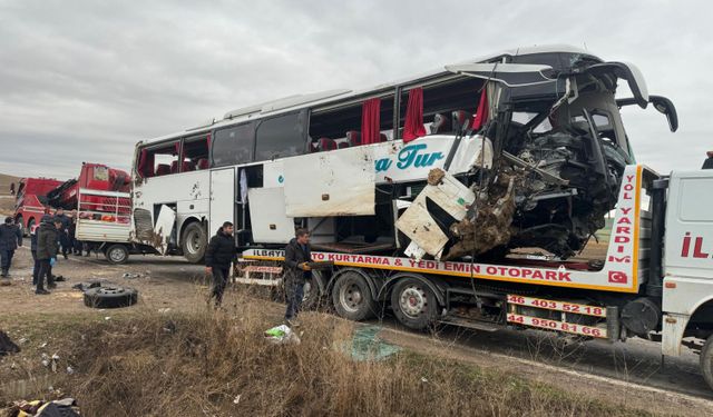 Yozgat'ta yolcu otobüsü devrildi: 1 ölü, 18 yaralı