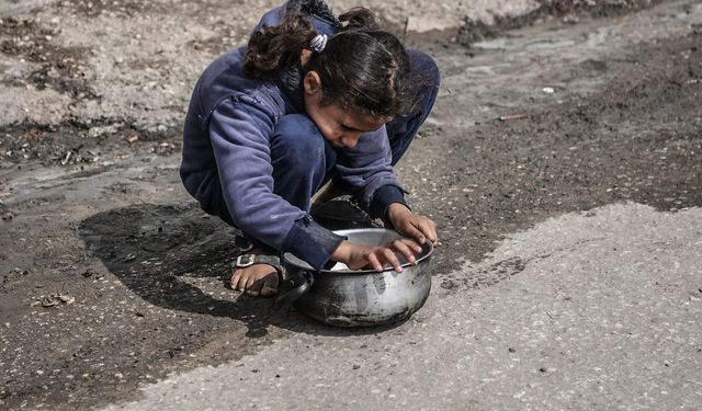 Gazze'de açlıktan hayvan yemi yemek zorunda kalan çocuklar zehirleniyor