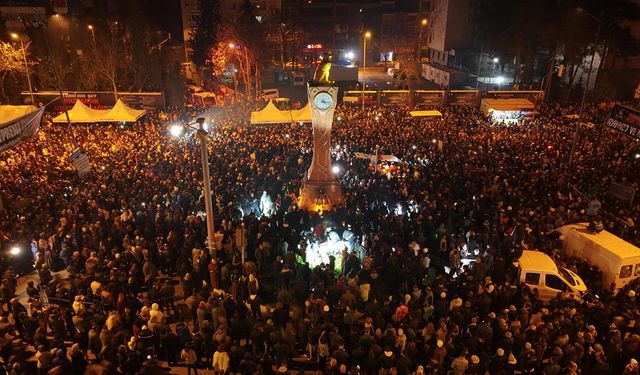 Depremzedeler "Asrın Felaketi"nin yıl dönümünde geceyi sokaklarda geçiriyor