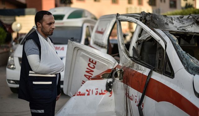 İşgalci İsrail Gazze'de ambulanslara saldırmaya devam ediyor