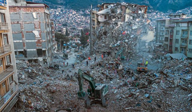 Depremde 100 kişinin öldüğü Zümrüt Apartmanı'nın fenni mesulü tutuklandı