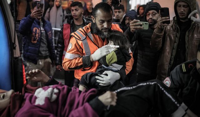 İşgalci İsrail yardım tırlarını bekleyenlere saldırdı: 10 şehit, 15 yaralı