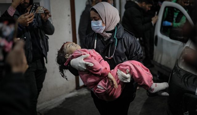 Katil İsrail Refah'ta bir evi bombaladı, 4'ü çocuk 7 Filistinli şehit oldu
