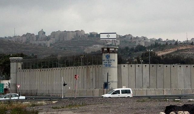 Siyonist İsrail hapishanesinde esir tutulan bir Filistinli şehit oldu