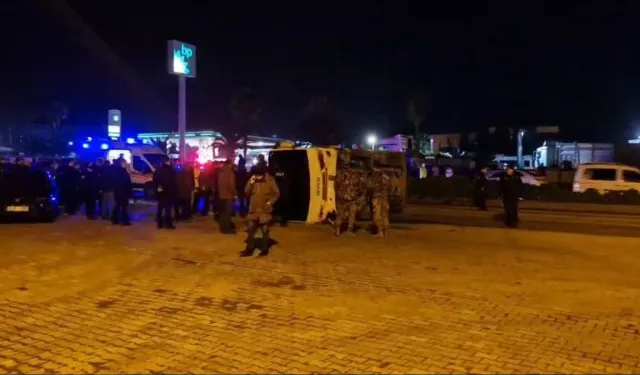 Hatay'da devrilen midibüsteki 11 polis yaralandı