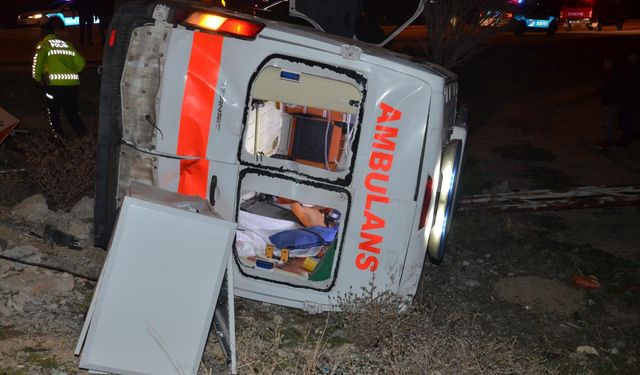 Karaman’da ambulans ile otomobil çarpıştı: 5 yaralı