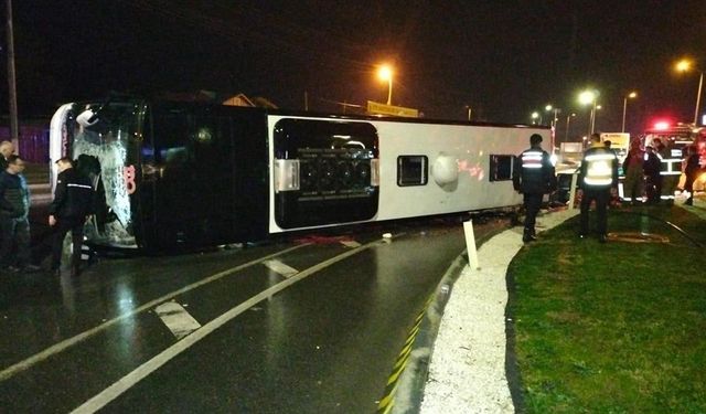 Balıkesir'de yolcu otobüsü devrildi: 1 ölü, 20 yaralı