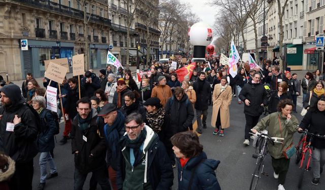 Paris'te öğretmenler maaş artışı talebiyle eylem yaptı