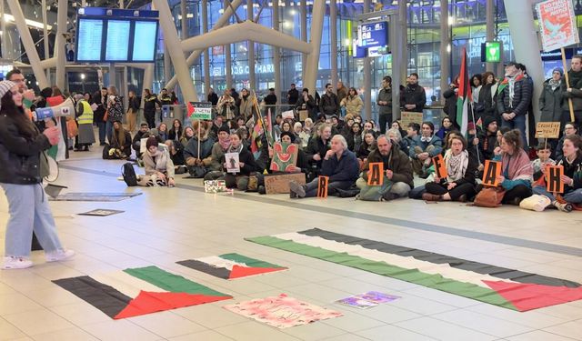 Hollanda'da 16 tren istasyonunda Filistin'e destek için eylem yapıldı