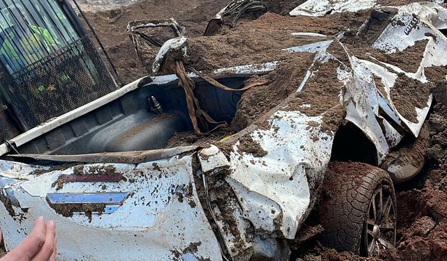 Erzincan'da maden ocağındaki toprak altında bir araca ulaşıldı