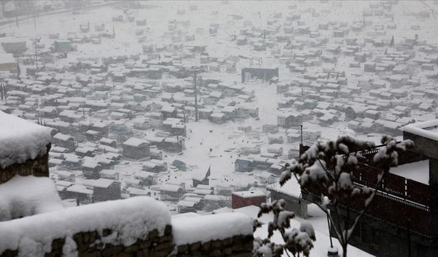 Afganistan'da olumsuz hava koşulları nedeniyle en az 60 kişi hayatını kaybetti