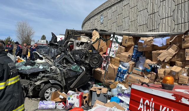 Çankırı'da tır otomobilin üzerine devrildi: 4 ölü, 3 yaralı