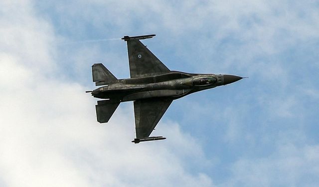 Yunan Hava Kuvvetlerine ait F-16 denize düştü