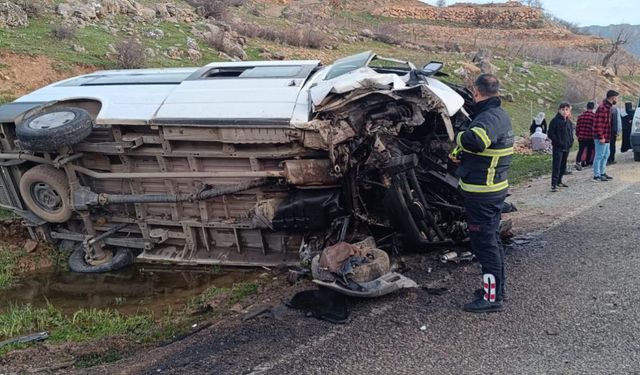 Minibüs ile akaryakıt yüklü tanker çarpıştı: 14 yaralı