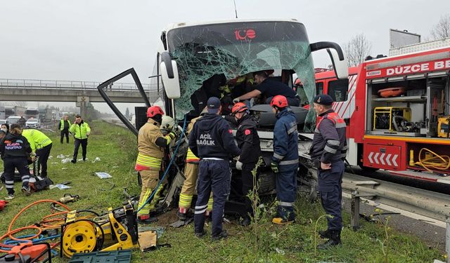 Düzce'de otobüs bariyerlere çarptı: 17 yaralı