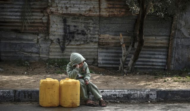 Siyonist İsrail Gazze'yi susuz bırakarak salgın hastalığa yol açıyor