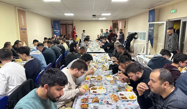 Ehlibeyt Gençlik Derneği üyeleri iftar programında buluştu