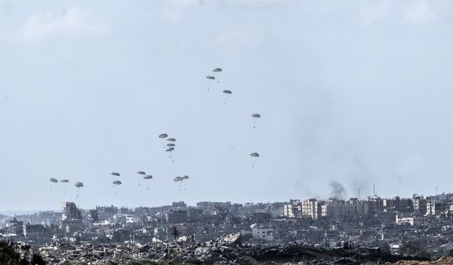 Gazze’ye havadan indirilen yardımlar sivillerin üzerine düştü